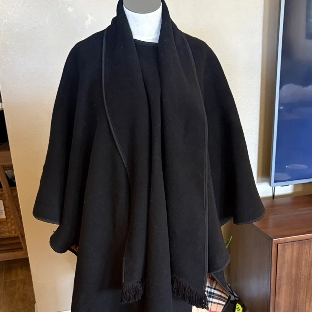 Elegant Black/aTartan reversible Cape for Women - Picture 4 of 10